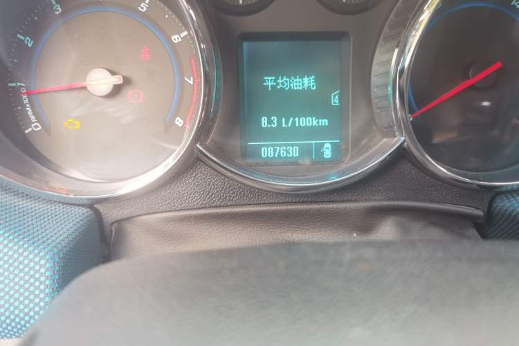 Used Chevrolet Cruze 2011 1.6T SE MT Odometer Close Up