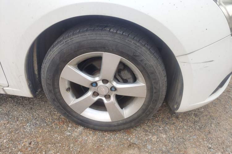 Used Chevrolet Cruze 2011 1.6L SE MT Transformers Edition Right Front Wheel Hub