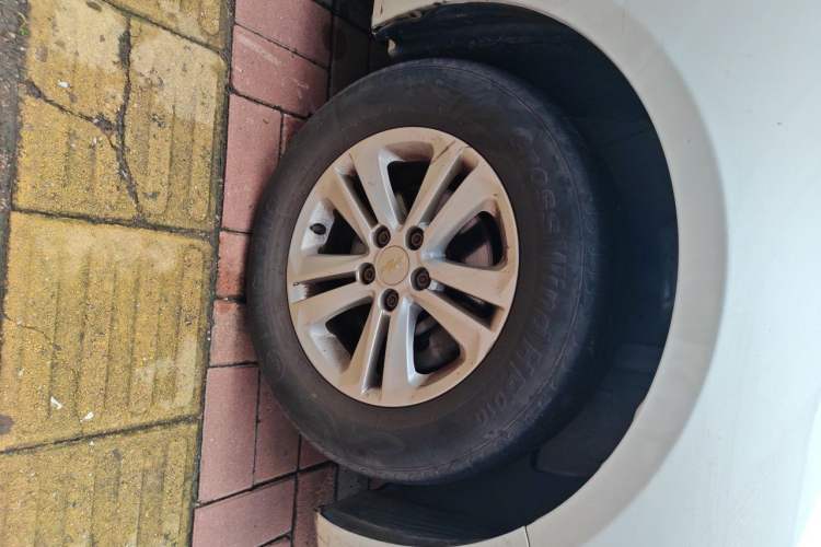 Used Chevrolet Cruze 2011 1.6L SL MT Right Front Wheel Hub