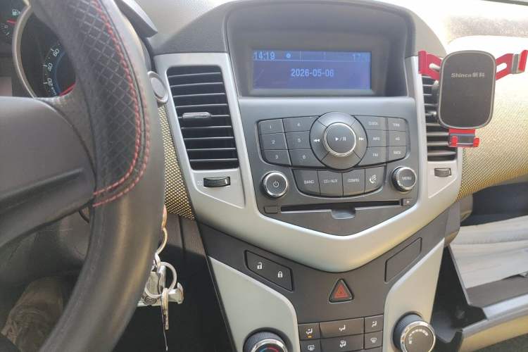 Used Chevrolet Cruze 2011 1.6L SE MT Transformers Edition Audio And AC Panel