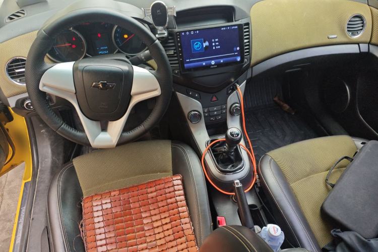 Used Chevrolet Cruze 2011 1.6L SE MT Transformers Edition Center Console