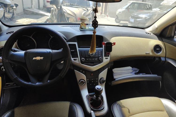 Used Chevrolet Cruze 2011 1.6L SE MT Transformers Edition Center Console