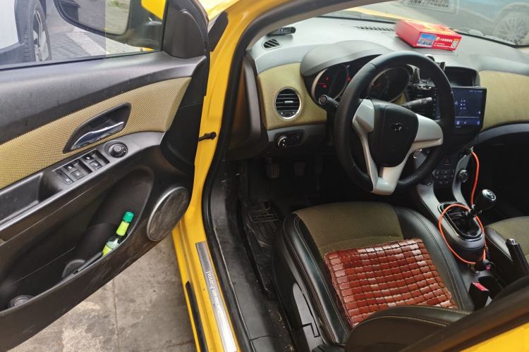 Used Chevrolet Cruze 2011 1.6L SE MT Transformers Edition Driver Seat