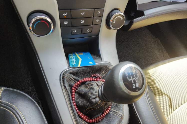 Used Chevrolet Cruze 2011 1.6L SE MT Transformers Edition Gear Lever