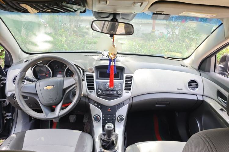 Used Chevrolet Cruze 2012 1.6L SE MT Center Console