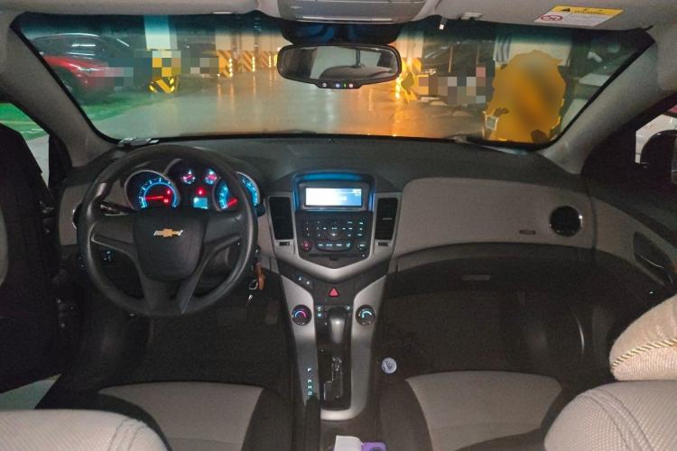 Used Chevrolet Cruze 2012 1.8L SE AT Center Console