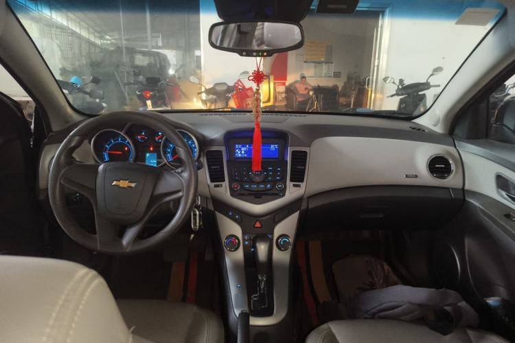 Used Chevrolet Cruze 2012 1.8L SE AT Center Console