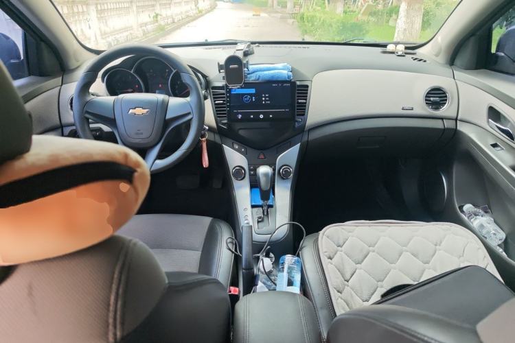Used Chevrolet Cruze 2012 1.8L SE AT Center Console