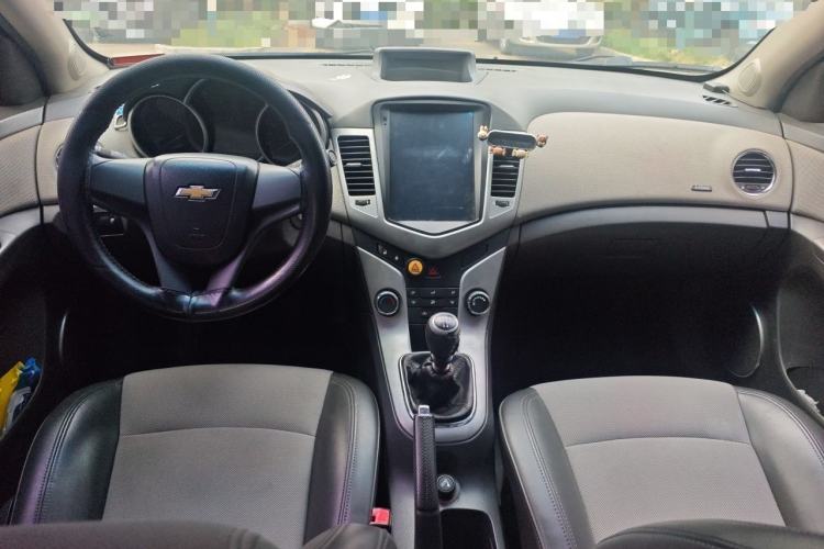 Used Chevrolet Cruze 2012 1.6L SE MT Center Console