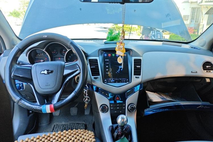 Used Chevrolet Cruze 2012 1.6L SE MT Center Console