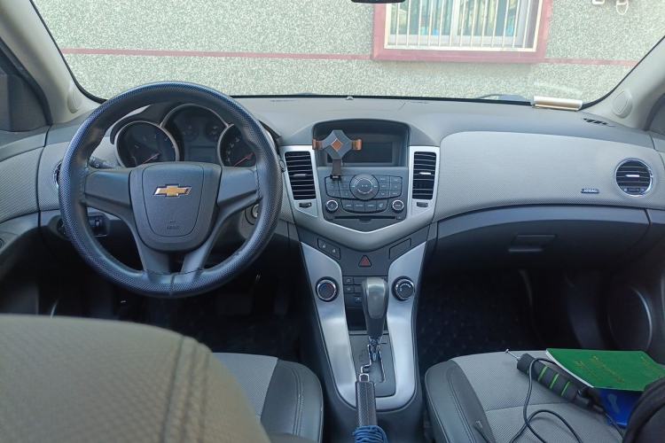 Used Chevrolet Cruze 2012 1.8L SE AT Center Console