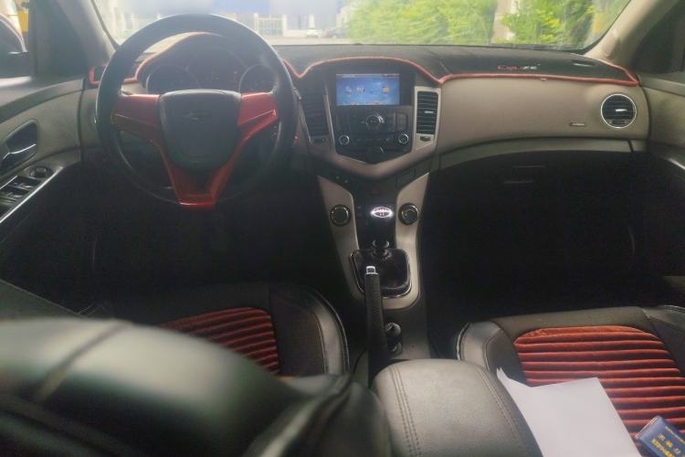 Used Chevrolet Cruze 2012 1.6L SE MT Center Console