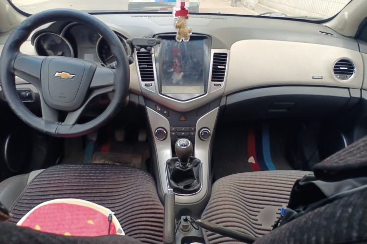Used Chevrolet Cruze 2012 1.6L SE MT Center Console