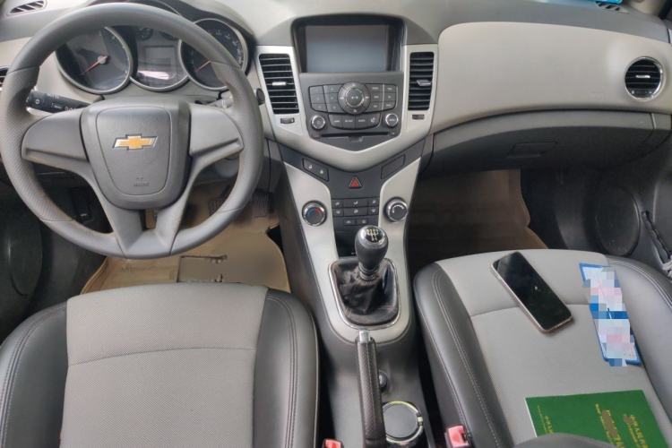 Used Chevrolet Cruze 2012 1.6L SL MT Center Console