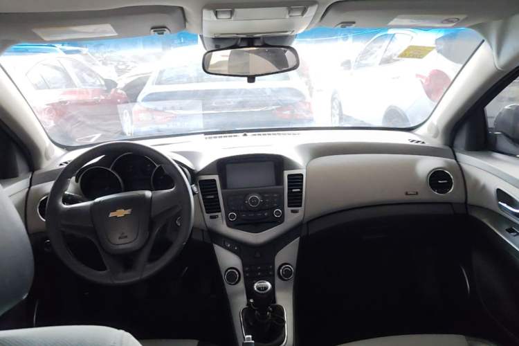 Used Chevrolet Cruze 2012 1.6L SE MT Center Console