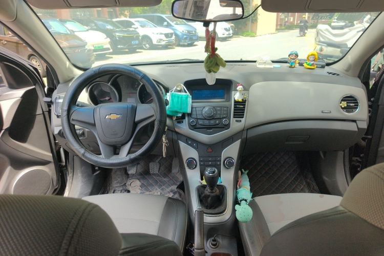 Used Chevrolet Cruze 2012 1.6L SE MT Center Console