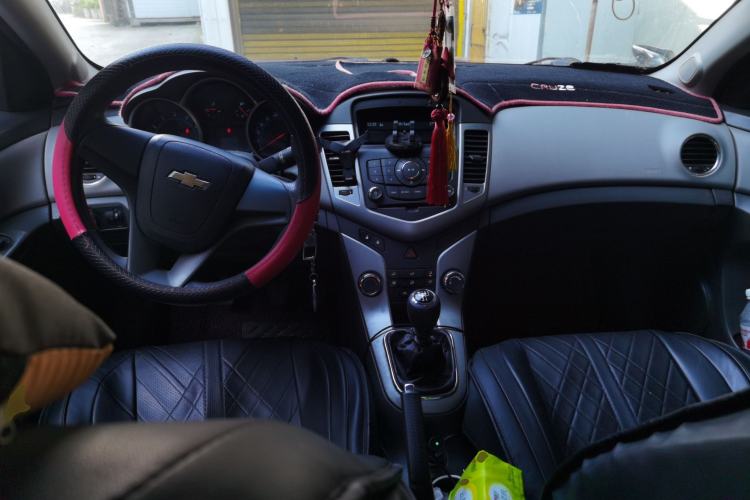 Used Chevrolet Cruze 2012 1.6L SL MT Center Console