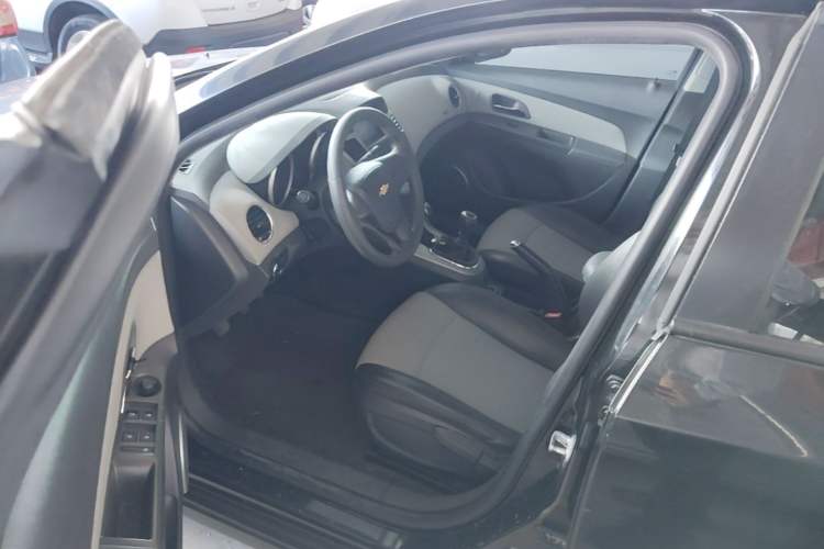 Used Chevrolet Cruze 2012 1.6L SE MT Driver Seat
