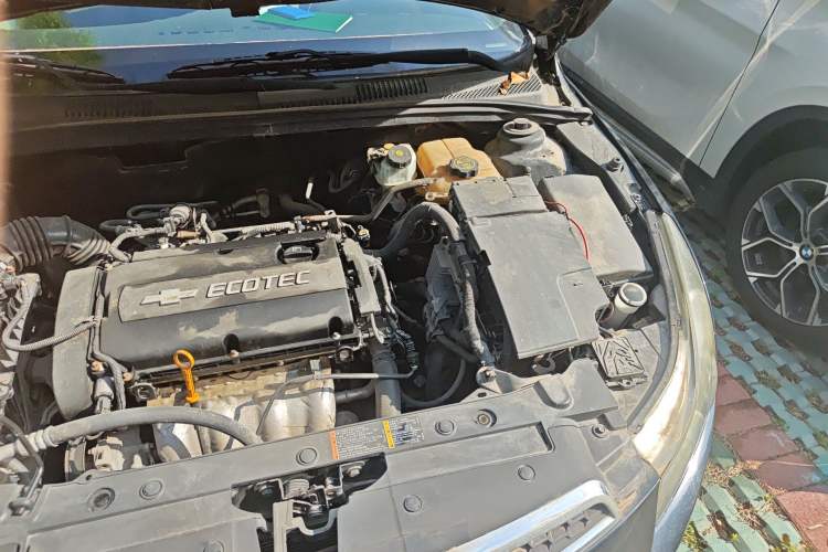Used Chevrolet Cruze 2012 1.6L SL MT Engine Bay Left