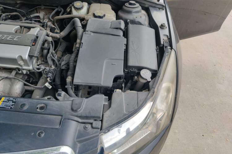 Used Chevrolet Cruze 2012 1.6L SL MT Engine Bay Left
