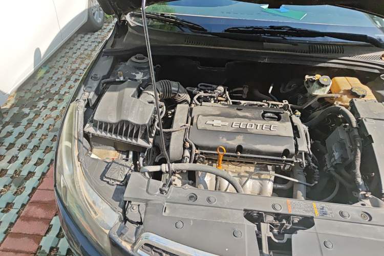 Used Chevrolet Cruze 2012 1.6L SL MT Engine Bay Right