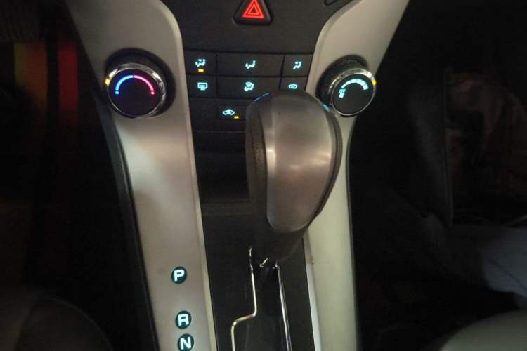 Used Chevrolet Cruze 2012 1.8L SE AT Gear Lever