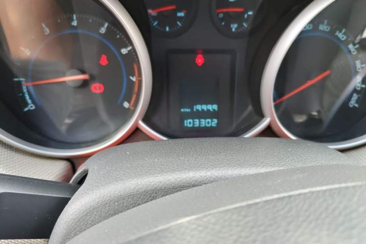 Used Chevrolet Cruze 2012 1.6L SE MT Odometer Close Up