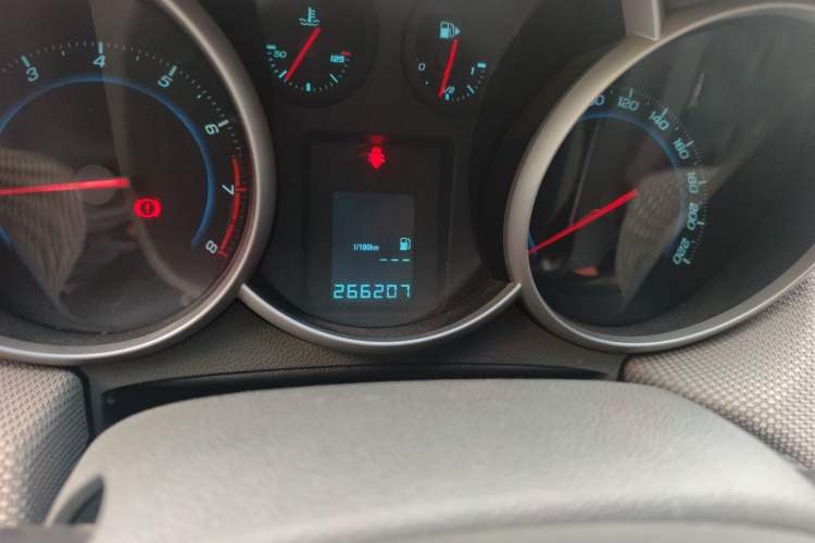 Used Chevrolet Cruze 2012 1.6L SE MT Odometer Close Up