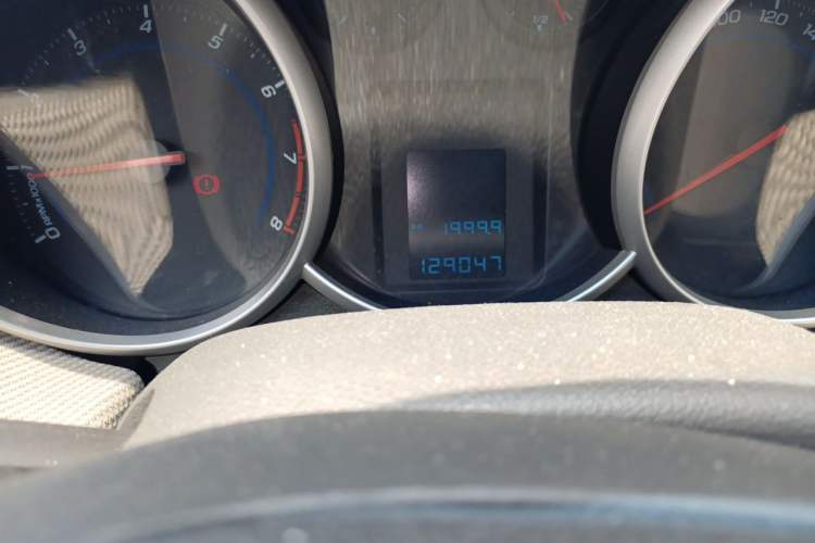 Used Chevrolet Cruze 2012 1.6L SE MT Odometer Close Up