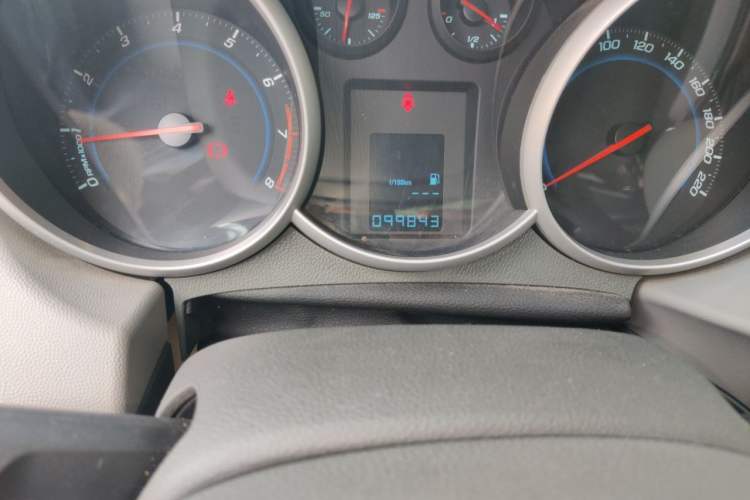 Used Chevrolet Cruze 2012 1.6L SL MT Odometer Close Up