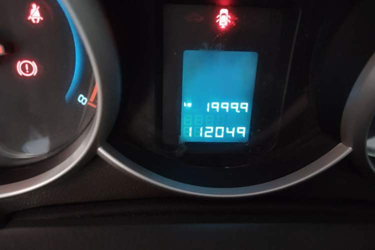 Used Chevrolet Cruze 2012 1.6L SE MT Odometer Close Up