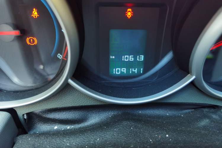 Used Chevrolet Cruze 2012 1.6L SL MT Odometer Close Up