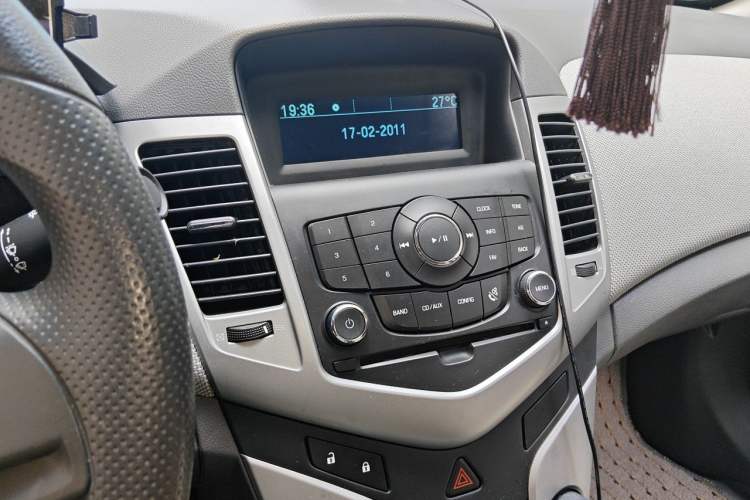 Used Chevrolet Cruze 2012 1.6L SE MT Audio And AC Panel