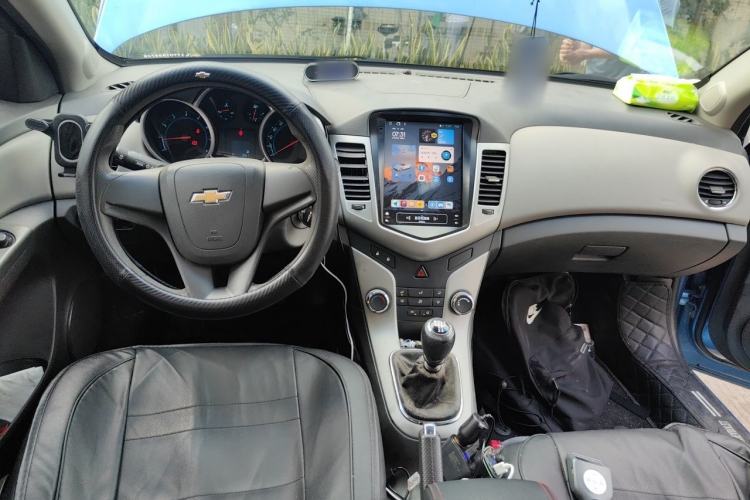 Used Chevrolet Cruze 2012 1.6L SL MT Center Console