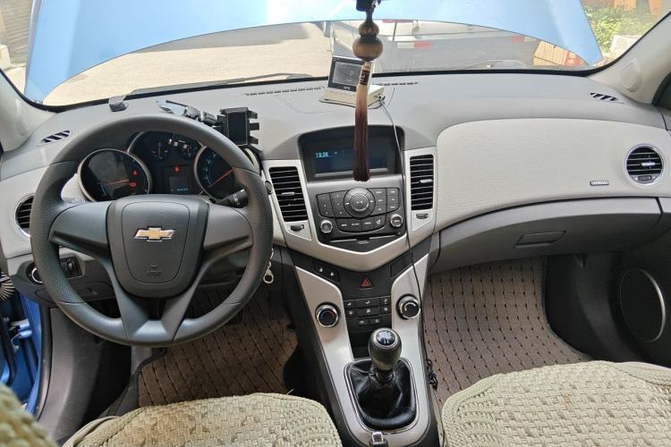 Used Chevrolet Cruze 2012 1.6L SE MT Center Console