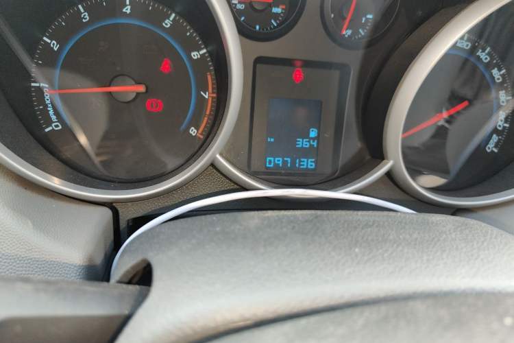 Used Chevrolet Cruze 2012 1.6L SL MT Odometer Close Up
