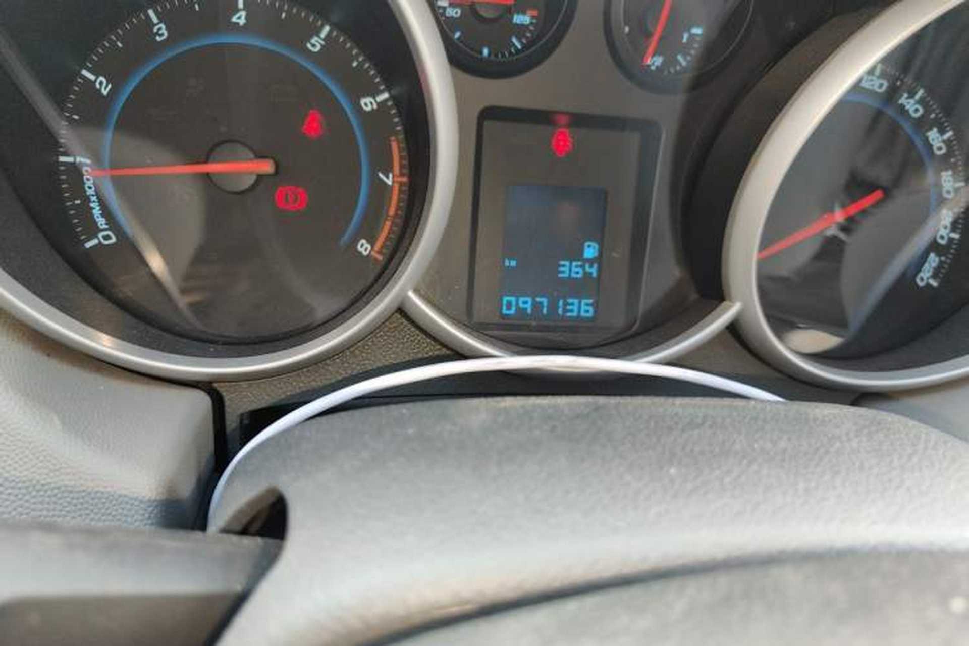 Used Chevrolet Cruze 2012 1.6L SL MT Odometer Close Up