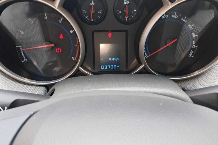 Used Chevrolet Cruze 2012 1.6L SE MT Odometer Close Up