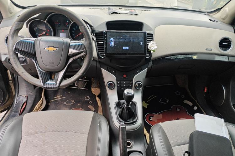 Used Chevrolet Cruze 2012 1.6L SE MT Center Console