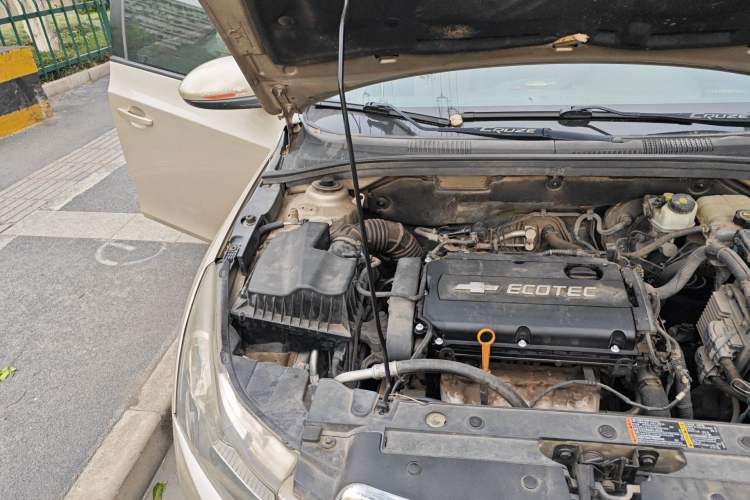 Used Chevrolet Cruze 2012 1.6L SE MT Engine Bay Right