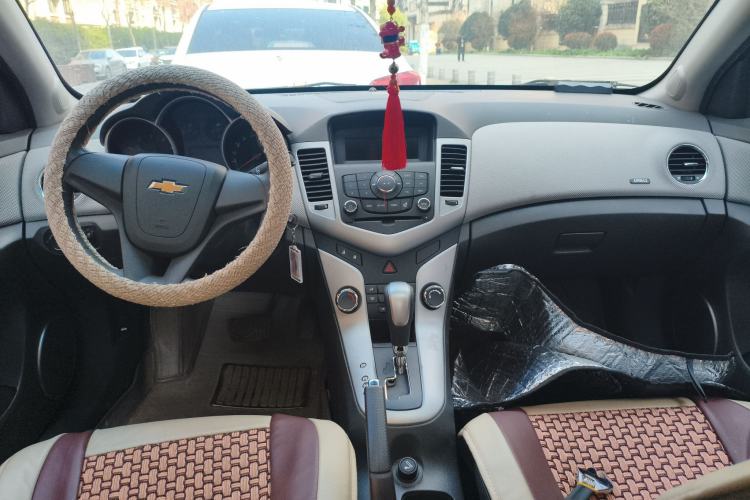 Used Chevrolet Cruze 2012 1.8L SE AT Center Console