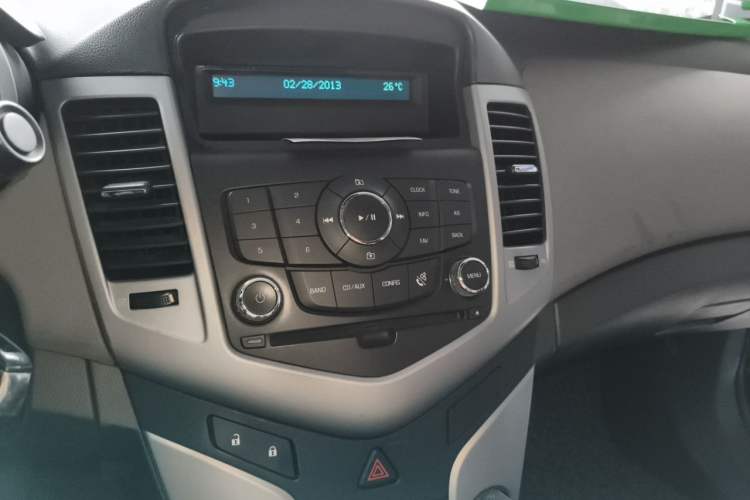 Used Chevrolet Cruze 2012 1.6L SL MT Audio And AC Panel