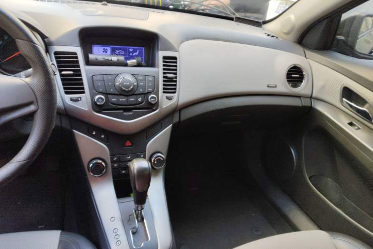 Used Chevrolet Cruze 2012 1.8L SE AT Audio And AC Panel