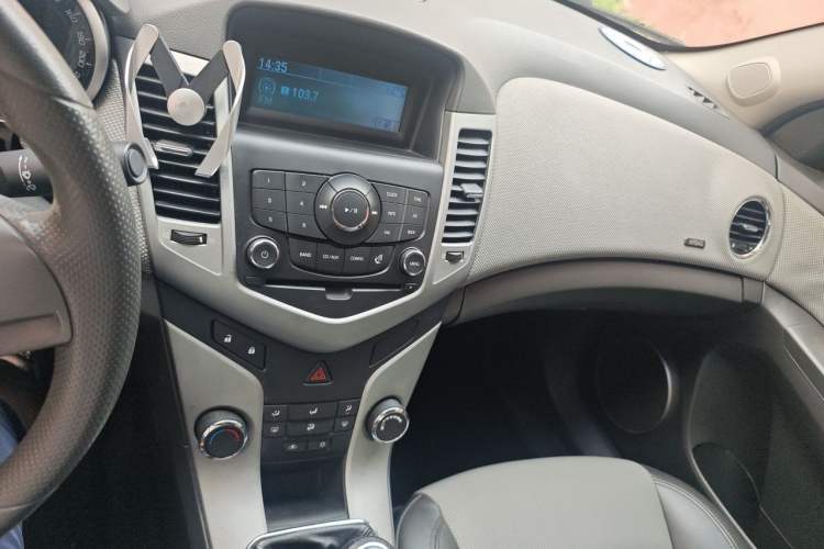 Used Chevrolet Cruze 2012 1.6L SE MT Audio And AC Panel