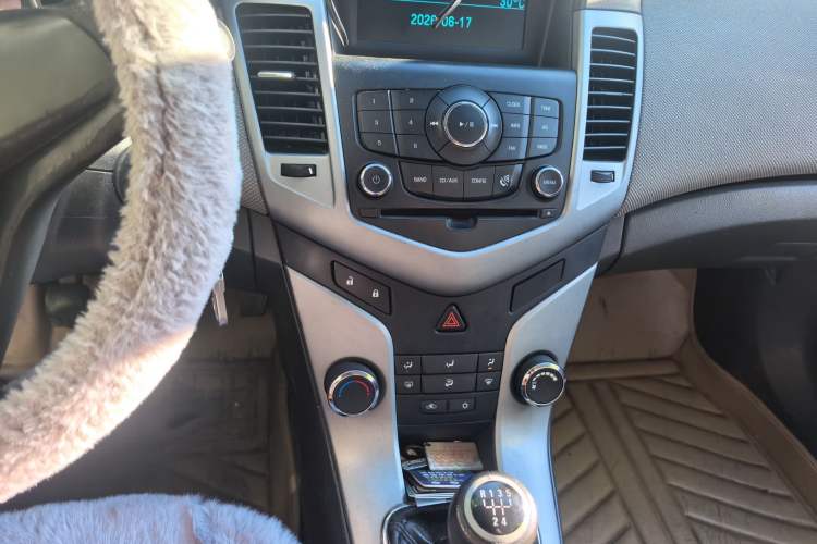 Used Chevrolet Cruze 2012 1.6L SL MT Audio And AC Panel