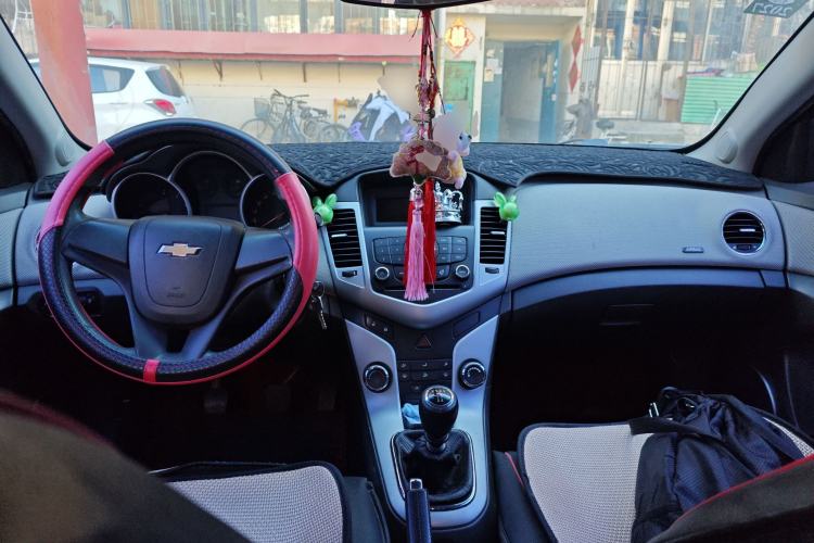Used Chevrolet Cruze 2012 1.6L SE MT Center Console