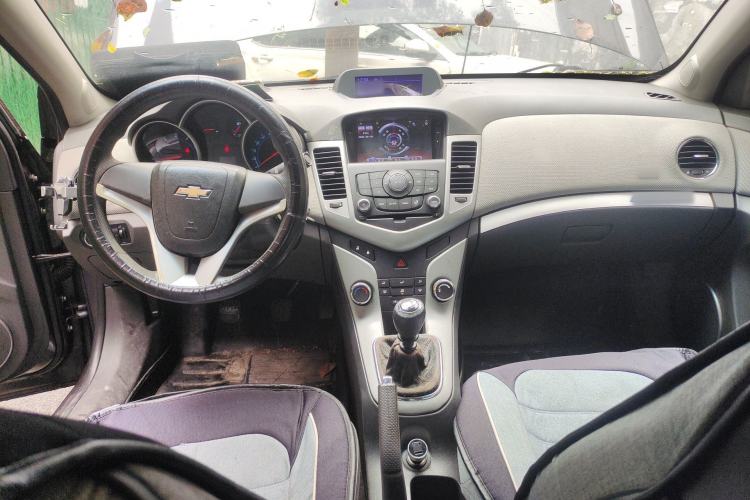 Used Chevrolet Cruze 2012 1.6L SE MT Center Console