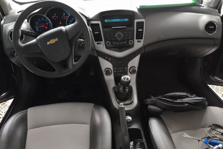 Used Chevrolet Cruze 2012 1.6L SL MT Center Console