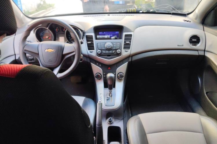 Used Chevrolet Cruze 2012 1.8L SE AT Center Console