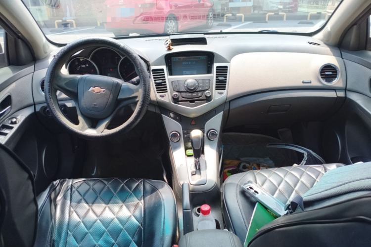 Used Chevrolet Cruze 2012 1.8L SE AT Center Console